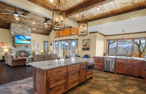 Gatlinburg - Pigeon Forge Ski Chalet | Star Of The Summit, Private Pool, Breathtaking Mountain Views, FREE Tickets!