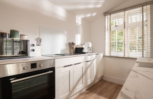 Blandford Saint Mary Apartment | STARGAZE - UNIQUE STAY | SLEEPS 2 | HOT TUB | BBQ | PATIO | WI-FI