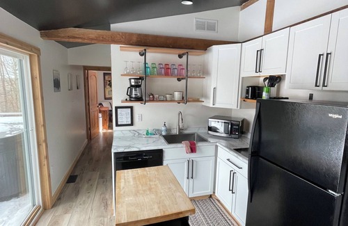 New Plymouth Cabin | Stargazer's Delight Cozy Hilltop Cabin on 20 Acres - 2 Bedroom w/Hot Tub