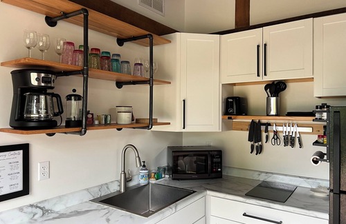 New Plymouth Cabin | Stargazer's Delight Cozy Hilltop Cabin on 20 Acres - 2 Bedroom w/Hot Tub