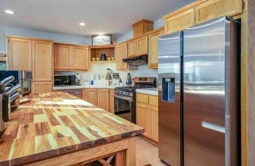 Sugar Pine Cabin | Starlight Cabin Retreat Hot Tub & Game Room