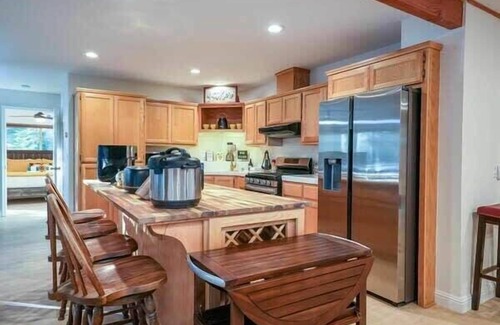 Sugar Pine Cabin | Starlight Cabin Retreat Hot Tub & Game Room