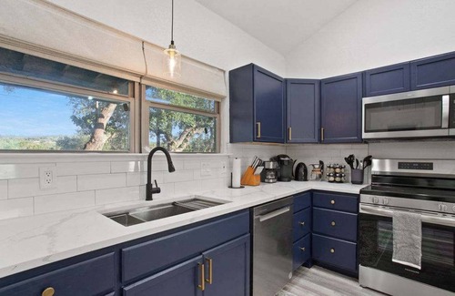 Canyon Lake Cabin | Starlight Horizon – 5 Cabins + Hot Tub Pet-Friendly Texas Hill Country Group Ret