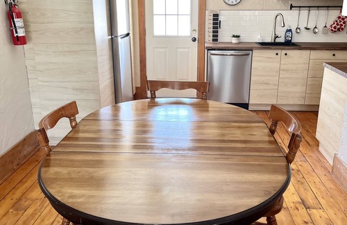 Victoria Beach House | STAY 2 NIGHTS GET 1 FREE -Cozy Victoria Beach Cottage ,Hot Tub,Deck and CC Ski