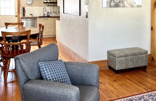 Victoria Beach House | STAY 2 NIGHTS GET 1 FREE -Cozy Victoria Beach Cottage ,Hot Tub,Deck and CC Ski