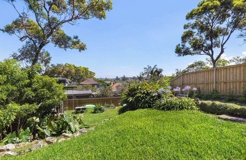 Clovelly House | Stay at Bronte Charm: Pet-Friendly Family Home with Sea Views