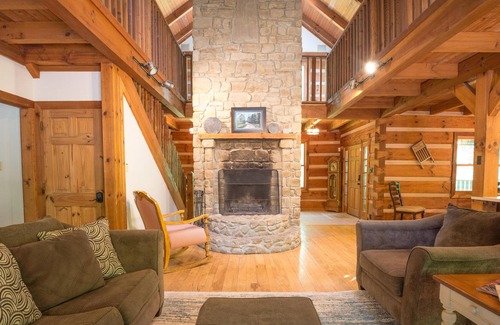 Nashville Cabin | Stay close to the village! Only 1 mile from downtown Nashville!