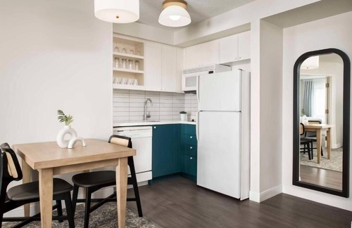 Thornhill Hotel | Stay Comfortably in a Pet-Friendly Suite with Swimming Pool Near Attractions