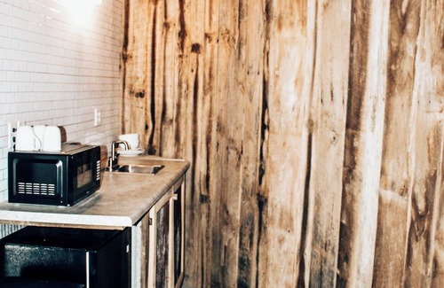 Tebbetts Cabin | Stay in a Grain Bin! Unique Farmhouse Retreat with Modern Comforts. Unit 1