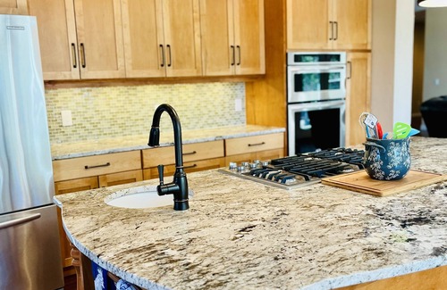 Trail House | Stay in luxury, minutes from the Lake, perfect for entertaining.