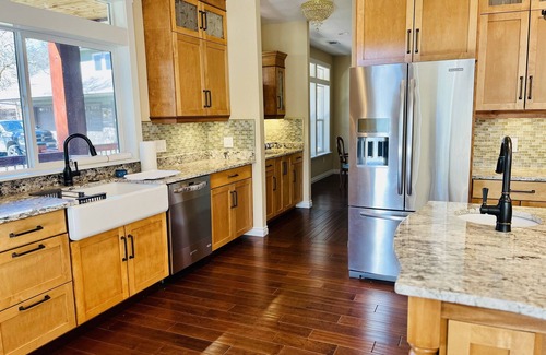 Trail House | Stay in luxury, minutes from the Lake, perfect for entertaining.