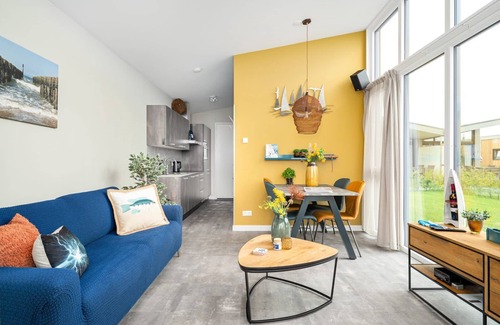 Akkrum House | Stay in our compact Knilles 4 lodge with its own jetty.