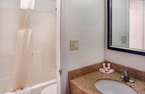 Dodge City Hotel | Stay In Relaxing Room With Free Parking Near Boot Hill Museum