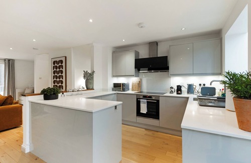 Latchmere House | Stay in this stylish 3-bedroom apartment in Battersea on the River Thames