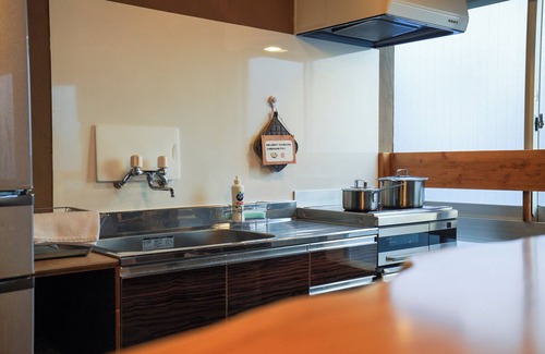 Kannai Apartment | Stay in Yokohama Retro Old Town, film and drama locations! 5LDK, 100 sq.m. 5-minute walk to JR Kannai Station and 6 stations on 4 lines are available!