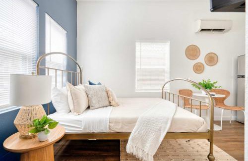 Kerns Apartment | Stay Portland - Beach Vibes Getaway near Burnside & Laurelhurst!