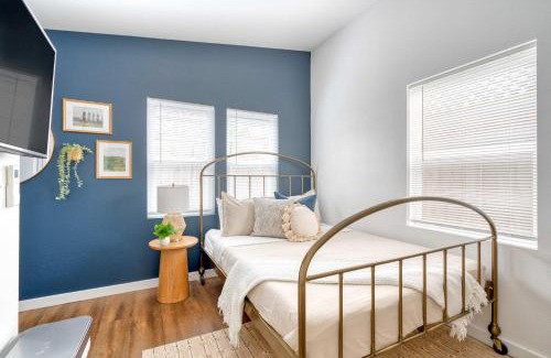 Kerns Apartment | Stay Portland - Beach Vibes Getaway near Burnside & Laurelhurst!