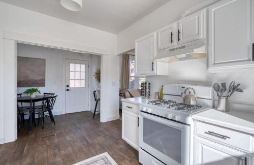 Corbett - Terwilliger - Lair Hill House | Stay Portland - Haven by the Hill - Downtown & OHSU Proximity!