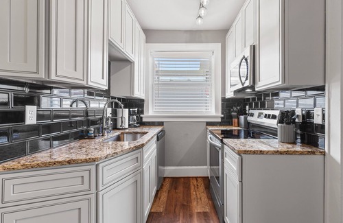 The Southampton Apartment | Stay STL*Long Term Stays*Private Balcony*Pets