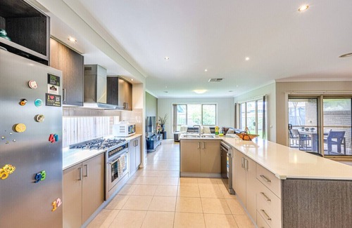 Point Cook House | StayAU Spacious Stay Point Cook