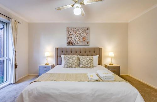 Seabrook House | StayAU Tranquil 4BR Lakeside Retreat in Seabrook