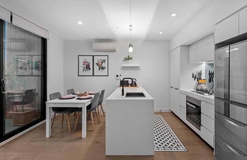 Northcote Apartment | StayCentral - Northcote Townhouse with Study - Campbell Grove, Northcote - 2 Bedrooms, 3 Beds, 2 Bathrooms, 1 secure undercover parking spot.