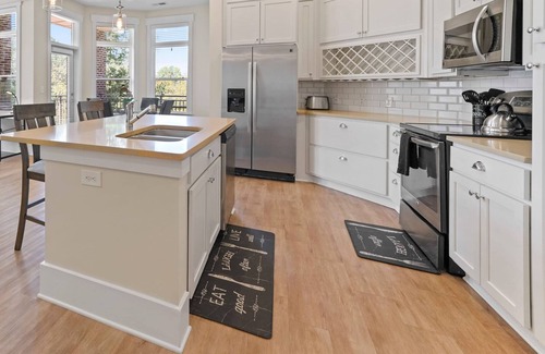 Huntersville Condo | StaysByWalker 2BR -KingBeds! Gym/Pool/HotTub/Sauna