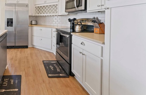 Huntersville Condo | StaysByWalker 2BR -KingBeds! Gym/Pool/HotTub/Sauna