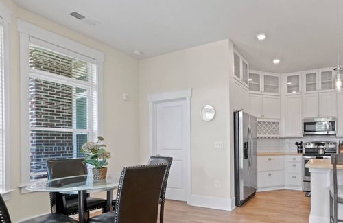 Huntersville Condo | StaysByWalker 2BR -KingBeds! Gym/Pool/HotTub/Sauna