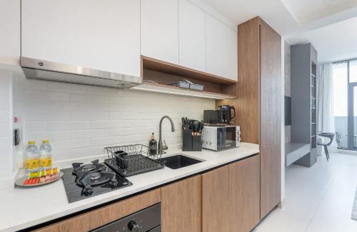 Dubai Apartment | StayShort - Modern Studio Retreat in Al Furjan - Sleeps 2!