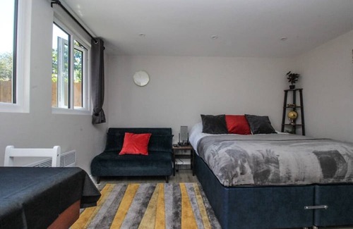 Crofton Park Cabin | StayZo Crofton Park - Central London Studio