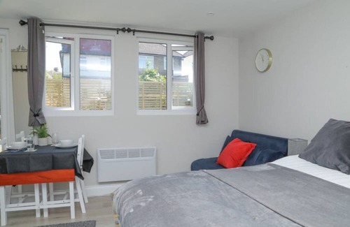 Crofton Park Cabin | StayZo Crofton Park - Central London Studio
