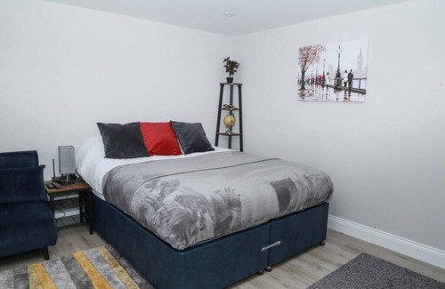 Crofton Park Cabin | StayZo Crofton Park - Central London Studio