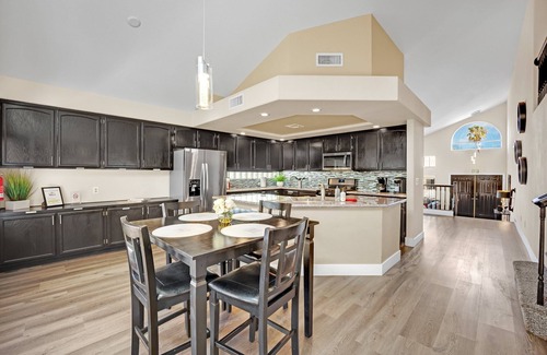 Green Valley North House | Stella Villa: Luxe 5BR Pet Friendly Retreat w/pool table, darts, 65” TV, wet bar, ping pong