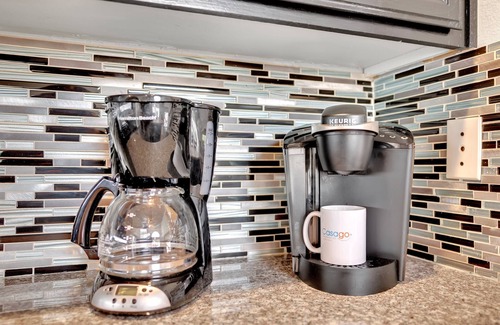 Green Valley North House | Stella Villa: Luxe 5BR Pet Friendly Retreat w/pool table, darts, 65” TV, wet bar, ping pong