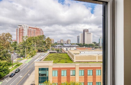 North Bethesda Apartment | Stellar North Bethesda 2BR w/Terrace & Pools, nr Shops, by Blueground