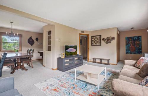 Keewaydin Apartment | Stellar two bedroom home