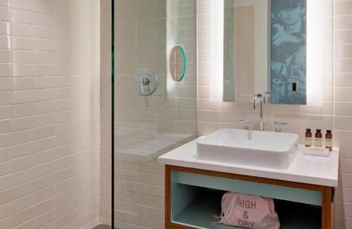 West Fens Hotel | Steps away from Fenway Park! 2 Pool View Units with Balcony! Pets Allowed, Pool!