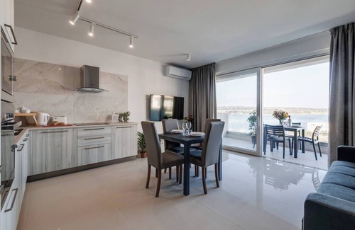 Għadira Apartment | 🌊 Steps from Mellieha Beach! Modern 1BR apartment with terrace, ensuite & kitchen 🌅 Perfect for couples, friends or business stays 🐚✨.