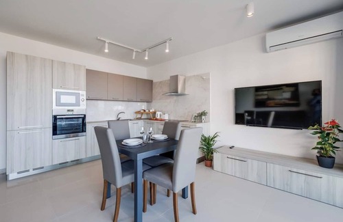 Għadira Apartment | 🌊 Steps from Mellieha Beach! Modern 1BR apartment with terrace, ensuite & kitchen 🌅 Perfect for couples, friends or business stays 🐚✨.