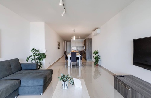 Għadira Apartment | 🌊 Steps from Mellieha Beach! Spacious 3BR apartment with terrace 🌴✨ Perfect for families, friends & business stays.