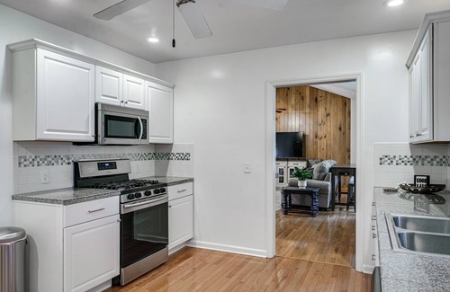 South Bend House | Steps from NOTRE DAME! Huge House! Arcade Game room, volleyball court & more!