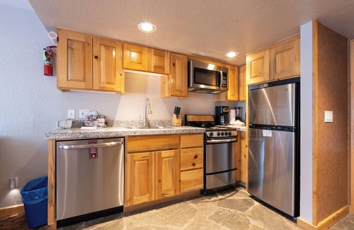 Olympic Valley Hotel | Steps from Palisades Tahoe | 3 Rooms with Fire Pit & Clubhouse Access