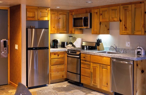 Olympic Valley Hotel | Steps from Palisades Tahoe | 3 Rooms with Fire Pit & Clubhouse Access