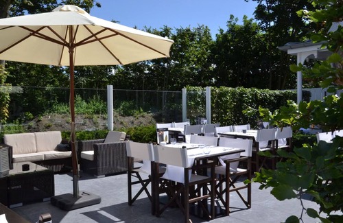 Ouddorp Hotel | Steps from the Beach, Minutes from Wildlife Parks! Free Breakfast, Parking!