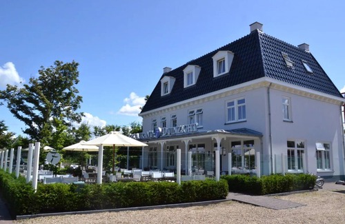 Ouddorp Hotel | Steps from the Beach, Minutes from Wildlife Parks! Free Breakfast, Parking!