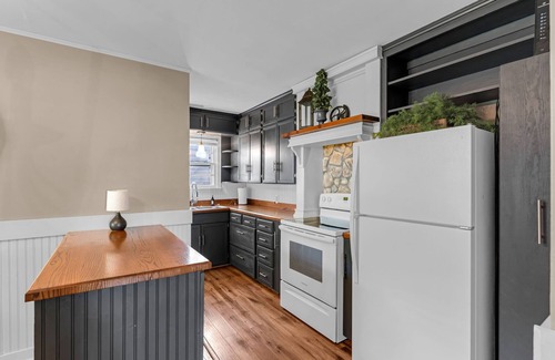 Topeka House | Steps from Washburn! Pet Friendly - Free Parking