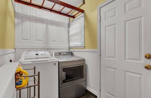 Topeka House | Steps from Washburn! Pet Friendly - Free Parking