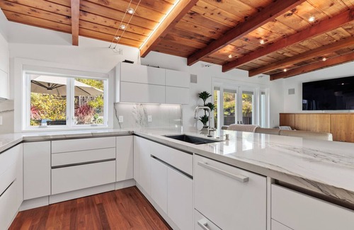 Del Mar House | Steps To Beach And Restaurants! Beautiful 4 Bedroom Home With Hot Tub in Del Mar