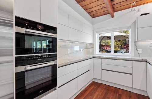 Del Mar House | Steps To Beach And Restaurants! Beautiful 4 Bedroom Home With Hot Tub in Del Mar
